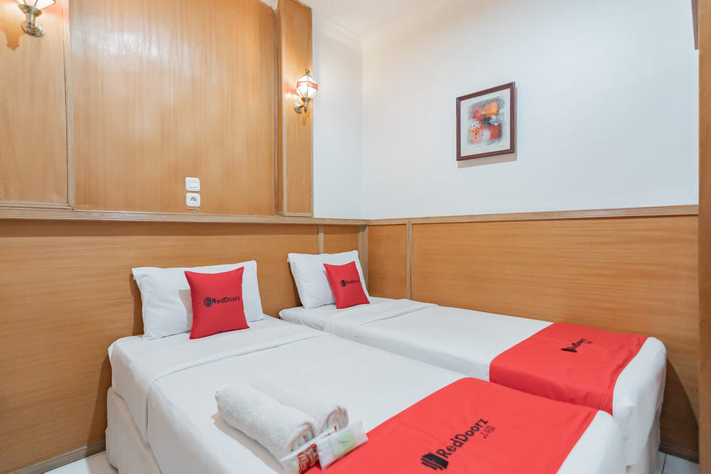 RedDoorz Twin Room
