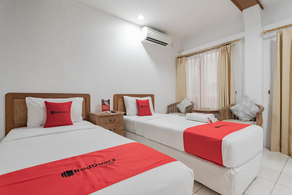 RedDoorz Deluxe Twin Room