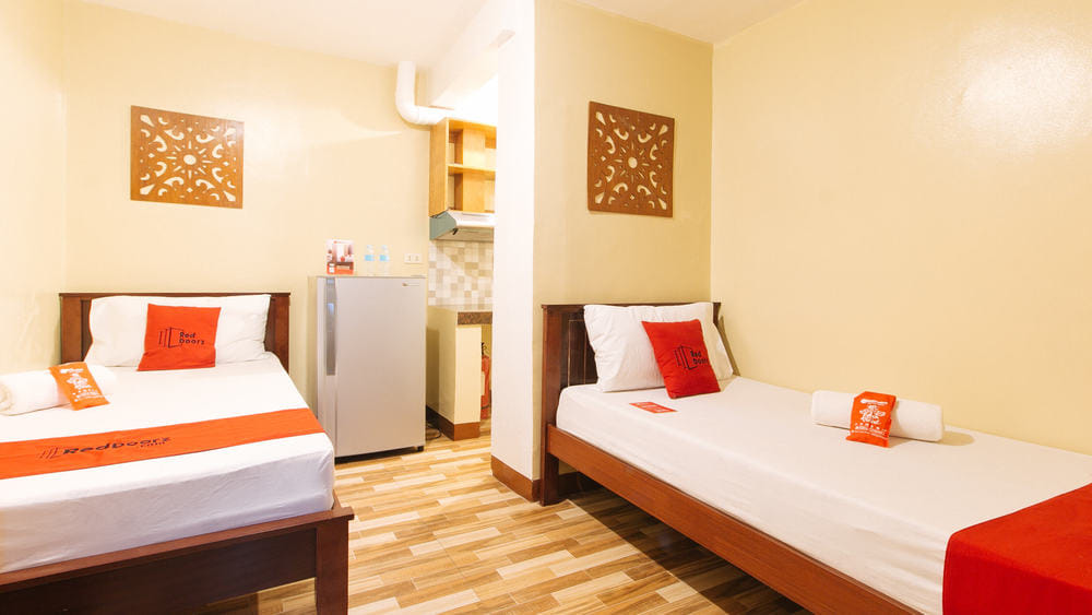 RedDoorz Twin Room
