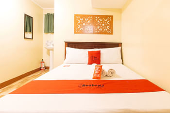 RedDoorz near PNR Espana Station