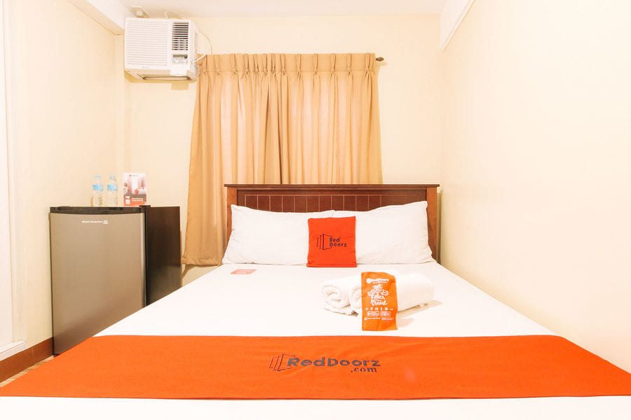 RedDoorz near PNR Espana Station