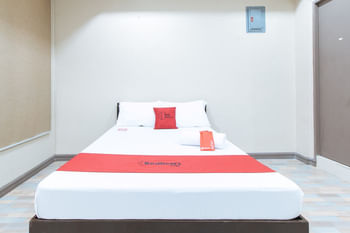 RedDoorz Plus @ Canley Residential