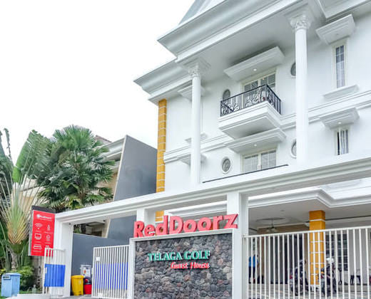 RedDoorz near Araya Family Club House