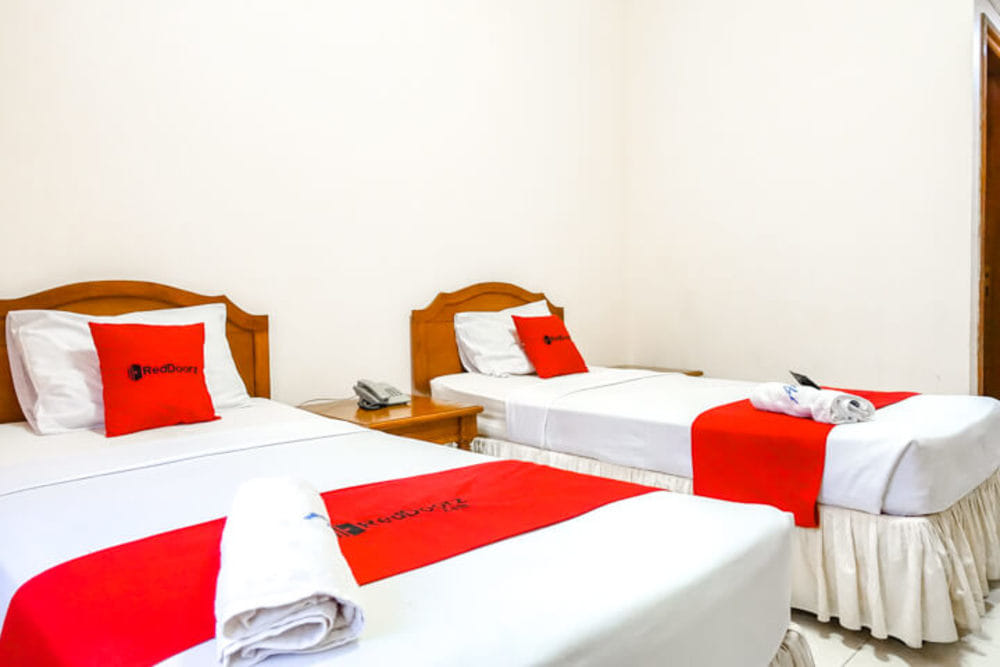 RedDoorz Twin Room