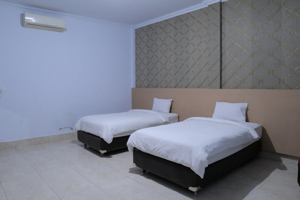 RedDoorz Deluxe Twin Room
