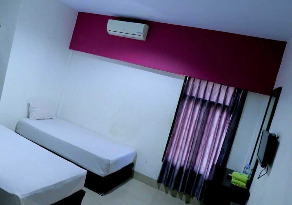 RedDoorz Twin Room