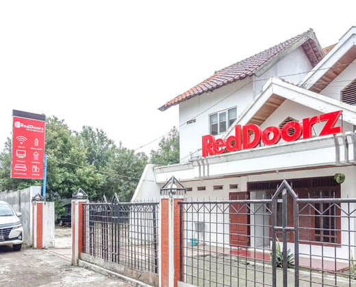 RedDoorz near Eco Green Park Batu 
