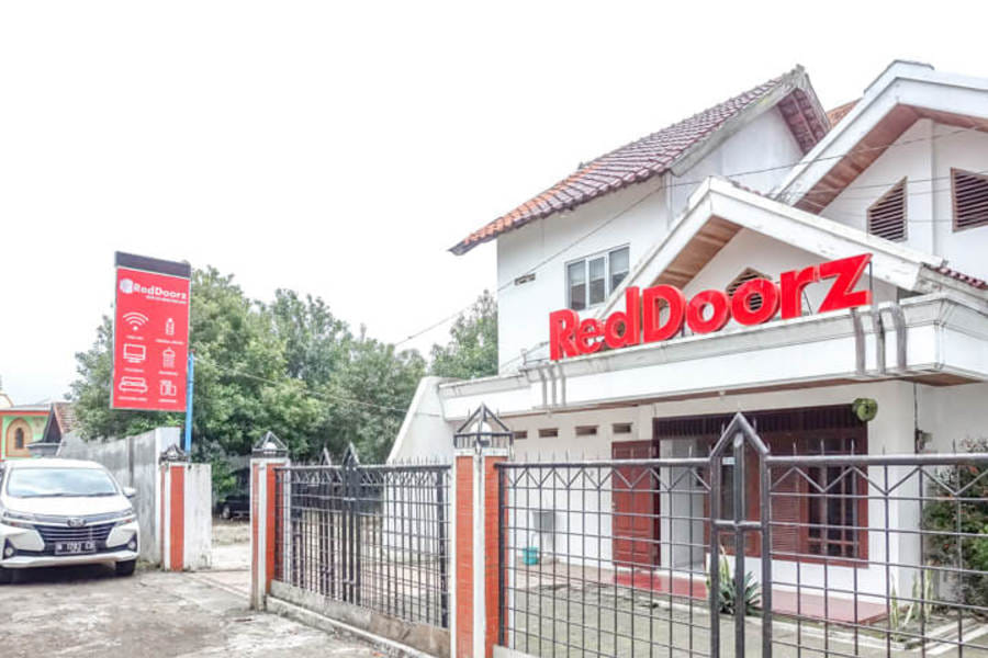 RedDoorz near Eco Green Park Batu 