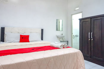 RedDoorz near Eco Green Park Batu 