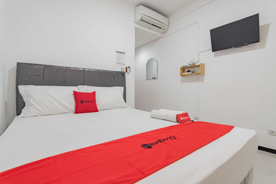RedDoorz Syariah @ Afifah Guest House near Bikasoga Sport Center