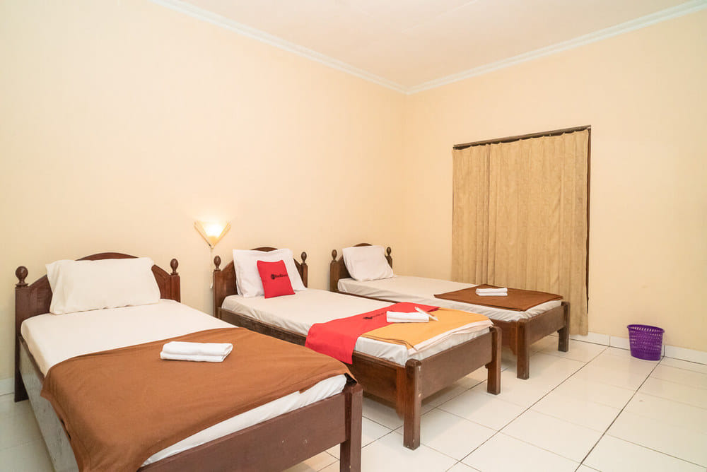 RedDoorz Triple Room