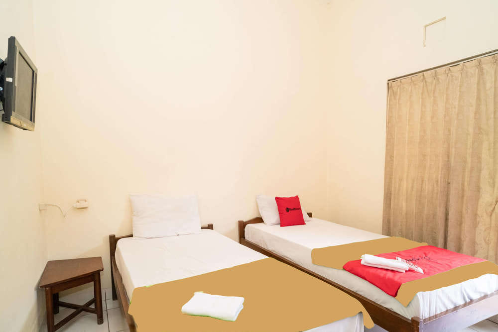 RedDoorz Twin Room
