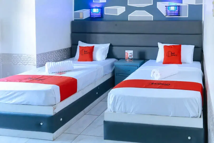 RedDoorz Plus Castle Chateau Iloilo