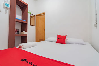 RedDoorz near Riau Junction Mall 2