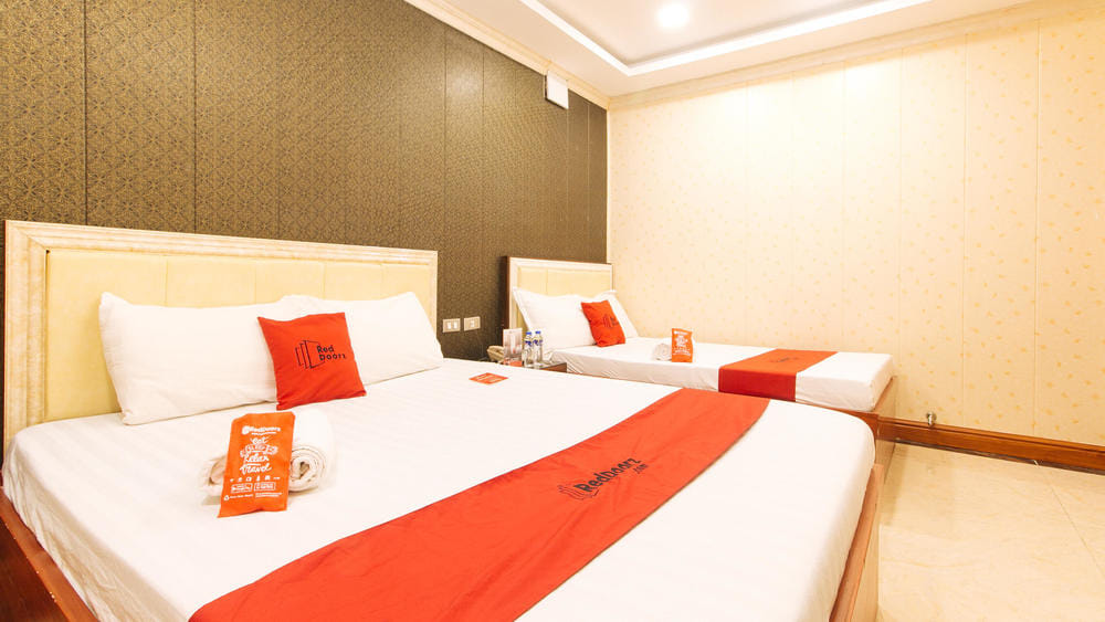 RedDoorz Twin Room