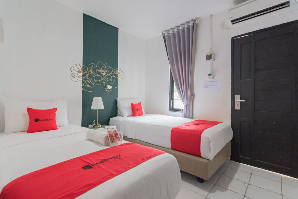 RedDoorz Twin Room