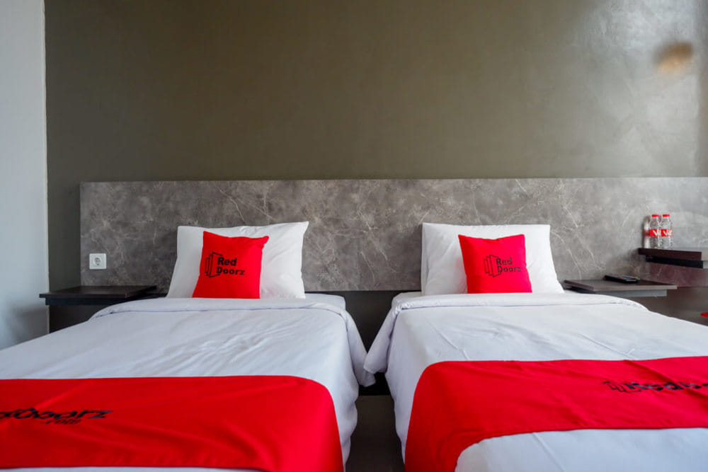 RedDoorz Twin Room