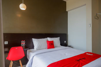 RedDoorz Plus near Solo Baru