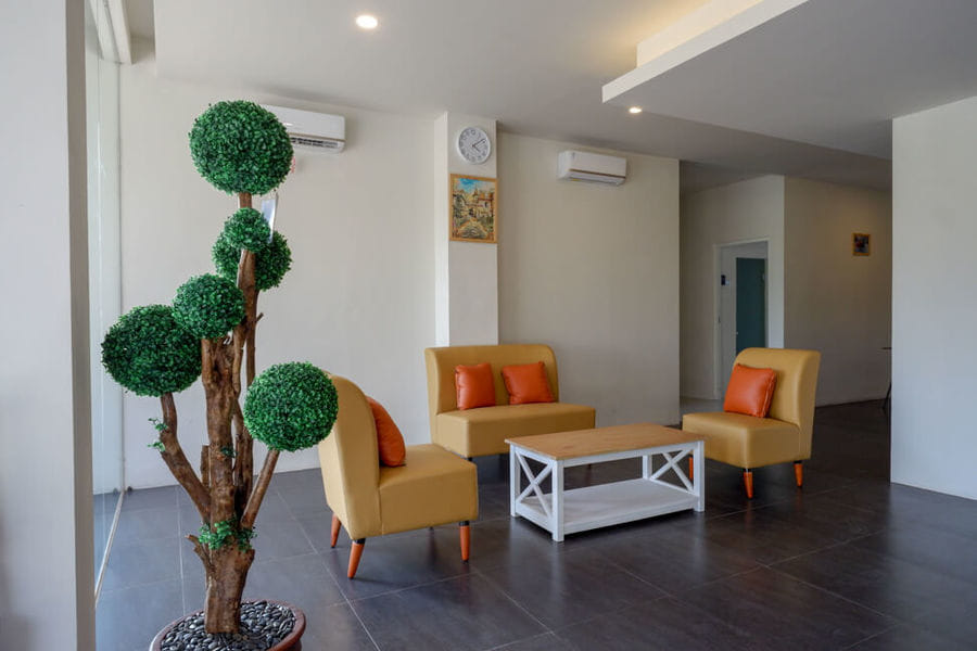 RedDoorz Plus near Solo Baru