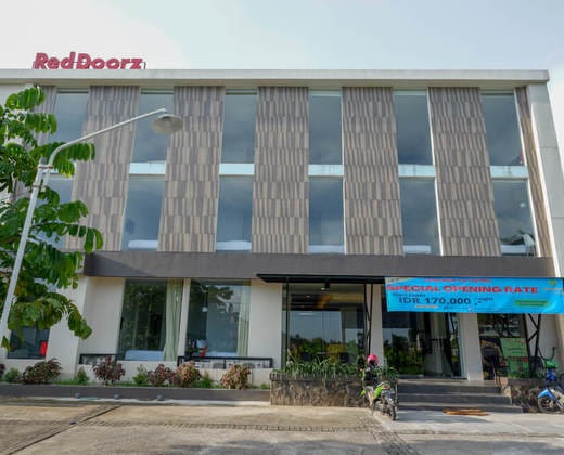 RedDoorz Plus near Solo Baru
