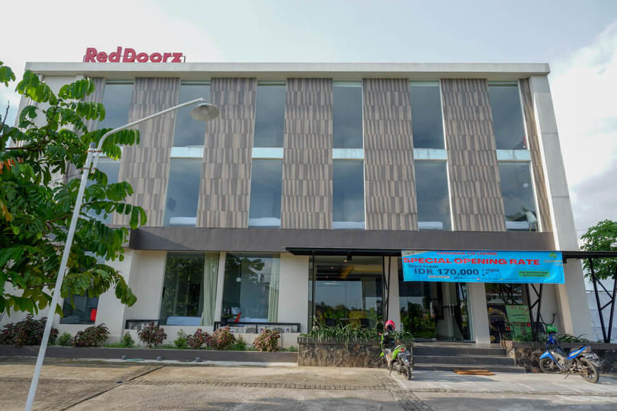 RedDoorz Plus near Solo Baru