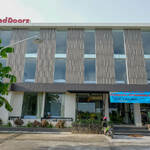 RedDoorz Plus near Solo Baru