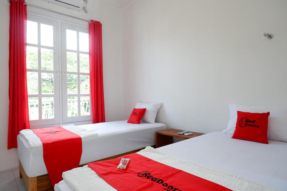 RedDoorz Twin Room