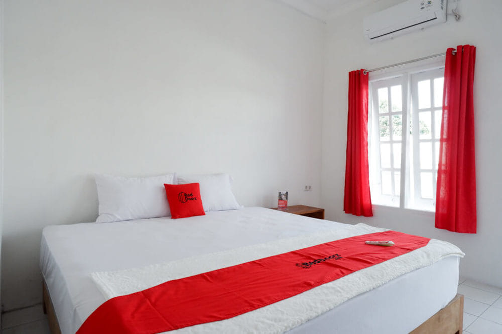 RedDoorz Deluxe Room