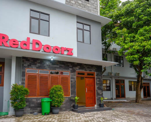 RedDoorz Plus near Jogja City Mall 5