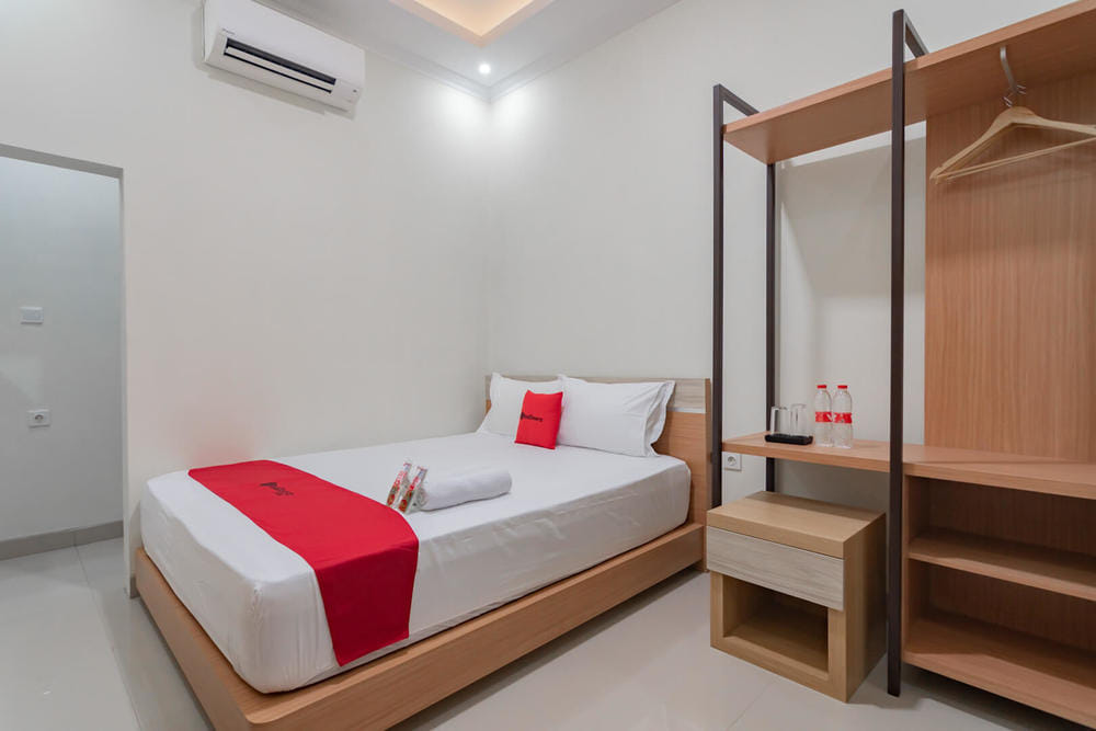RedDoorz Deluxe Room