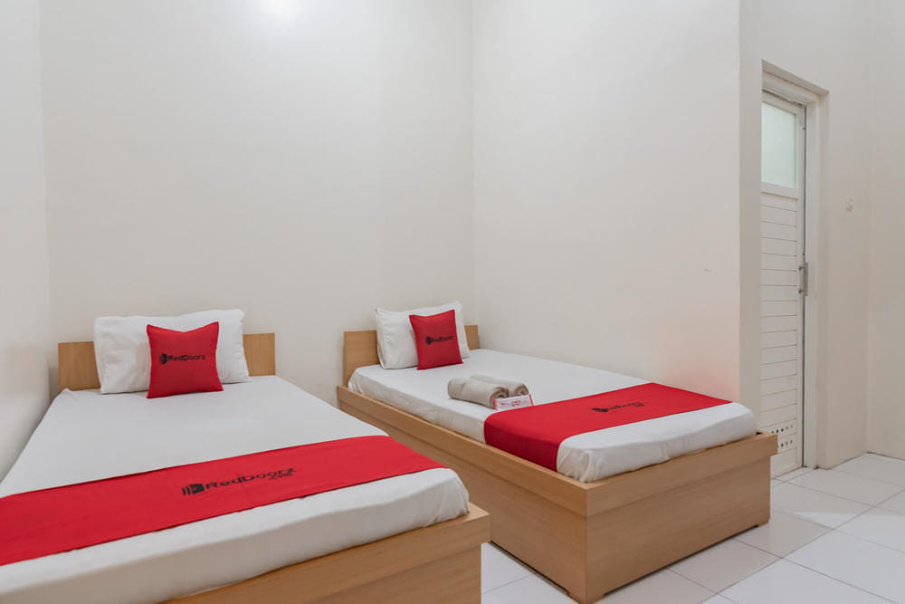 RedDoorz Twin Room