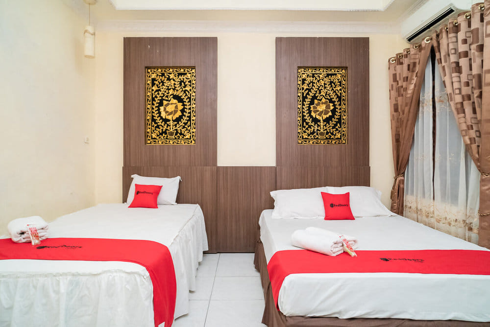 RedDoorz Deluxe Twin Room