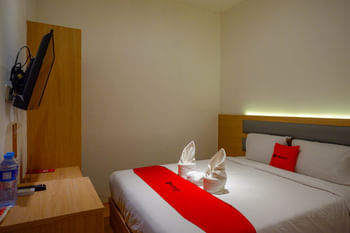 RedDoorz Plus @ Losari Makassar