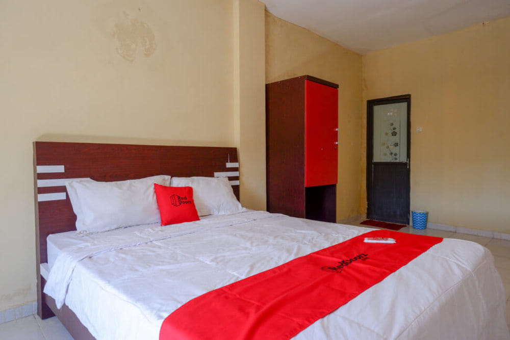 RedDoorz Deluxe Room