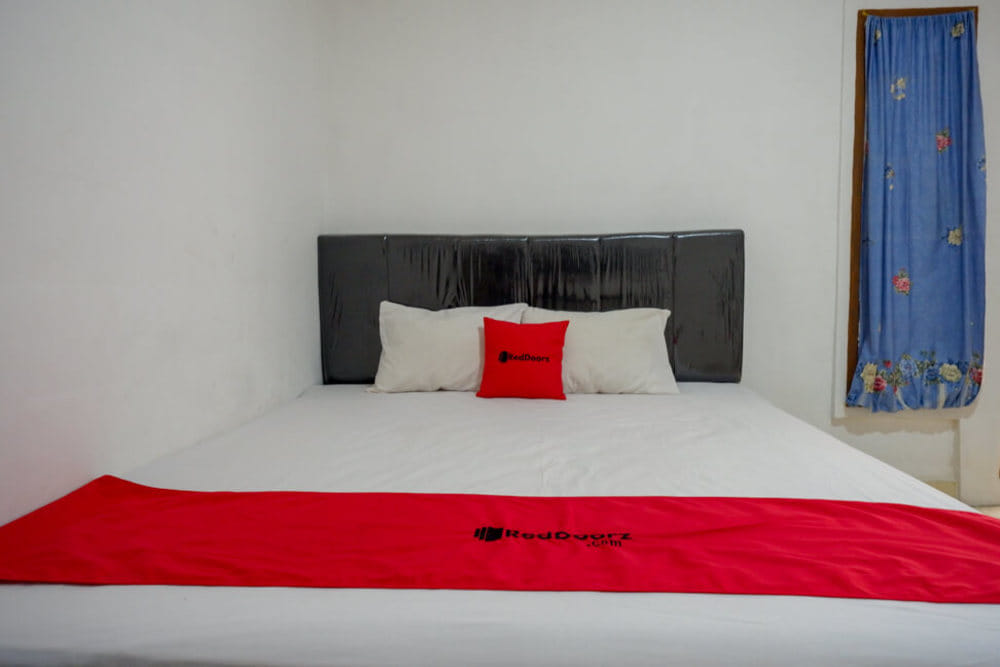 RedDoorz Superior Room