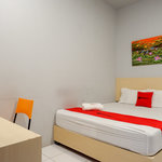 RedDoorz Plus @Hawai Inn Near Mall of Panakukang