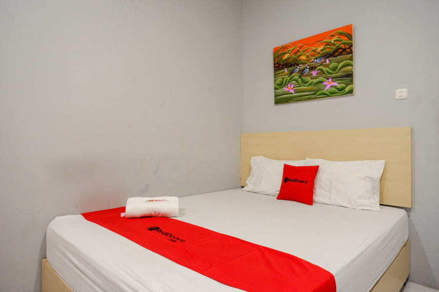 RedDoorz Plus @Hawai Inn Near Mall of Panakukang