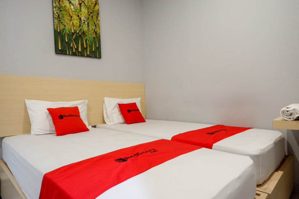 RedDoorz Twin Room
