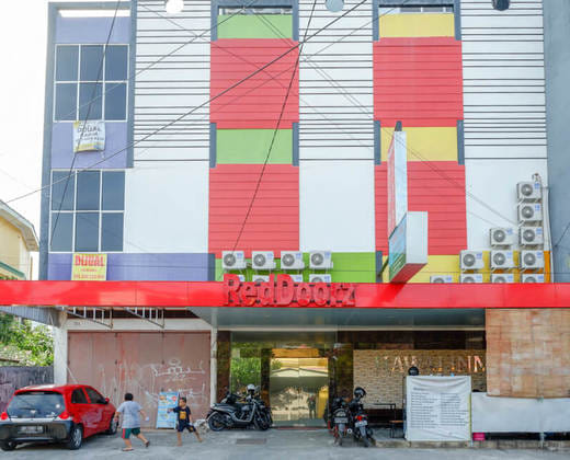 RedDoorz Plus @Hawai Inn Near Mall of Panakukang
