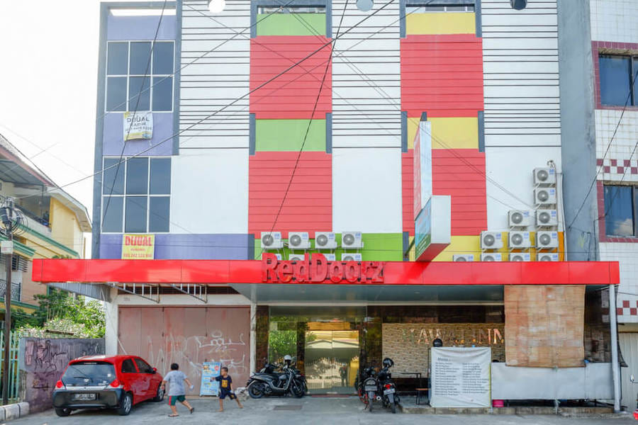 RedDoorz Plus @Hawai Inn Near Mall of Panakukang