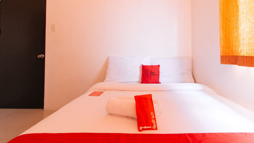 RedDoorz Deluxe Room