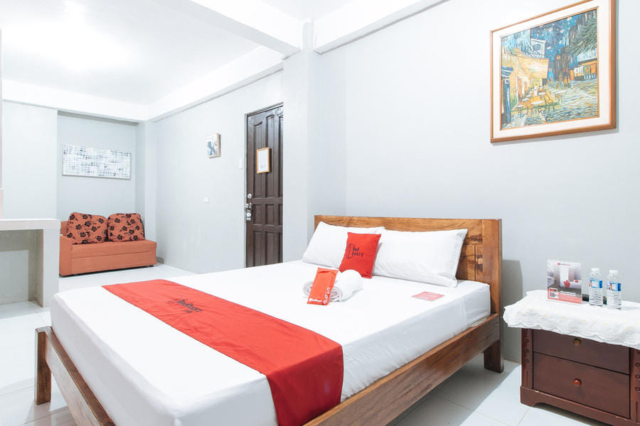 RedDoorz near Pasay Rotonda