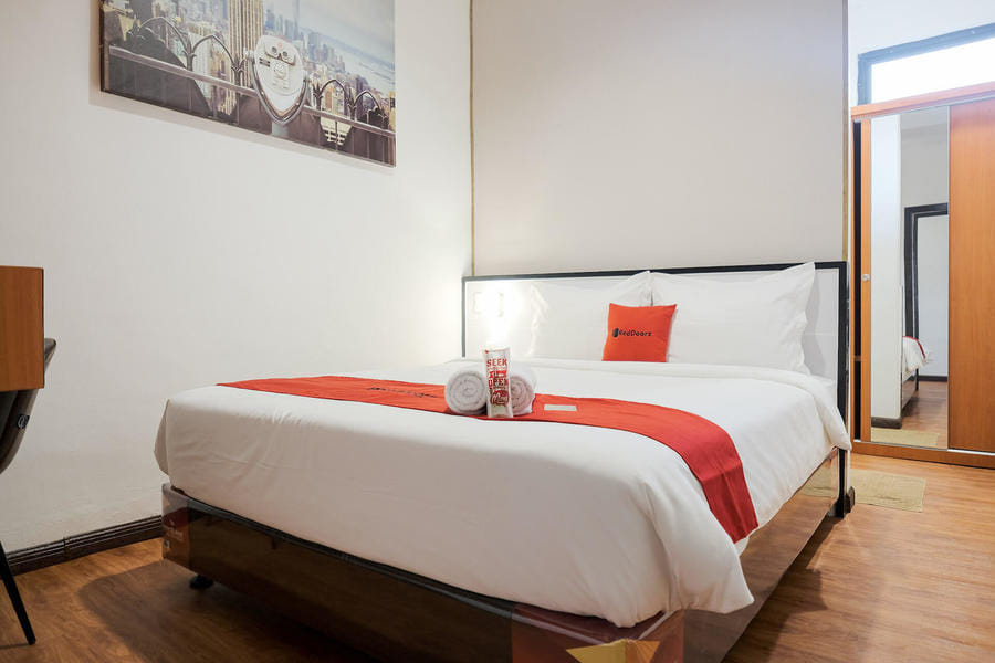 RedDoorz near RS Royal Prima Medan 2