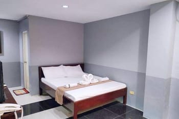 RedDoorz @ Villa E Mansion