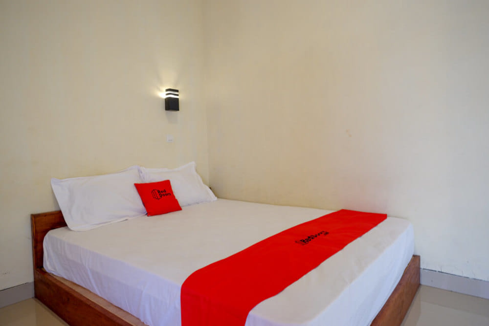 RedDoorz Deluxe Room