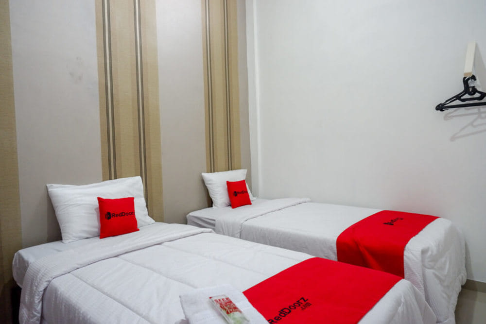 RedDoorz Twin Room