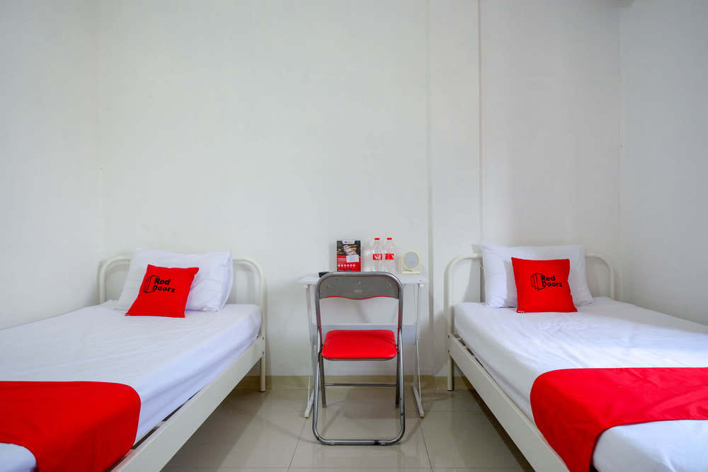 RedDoorz Twin Room