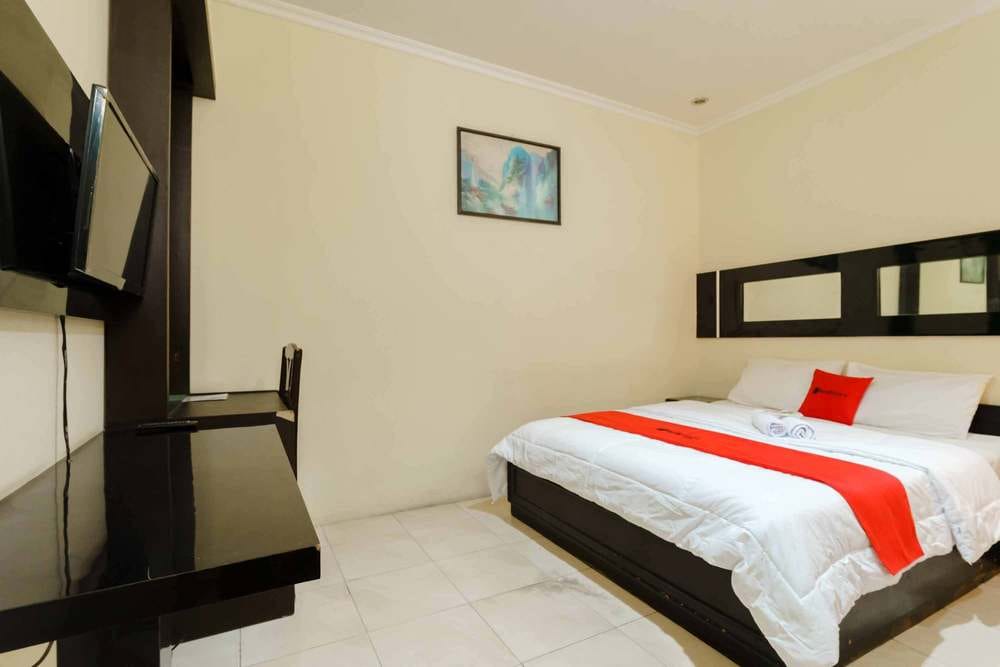 RedDoorz Deluxe Room