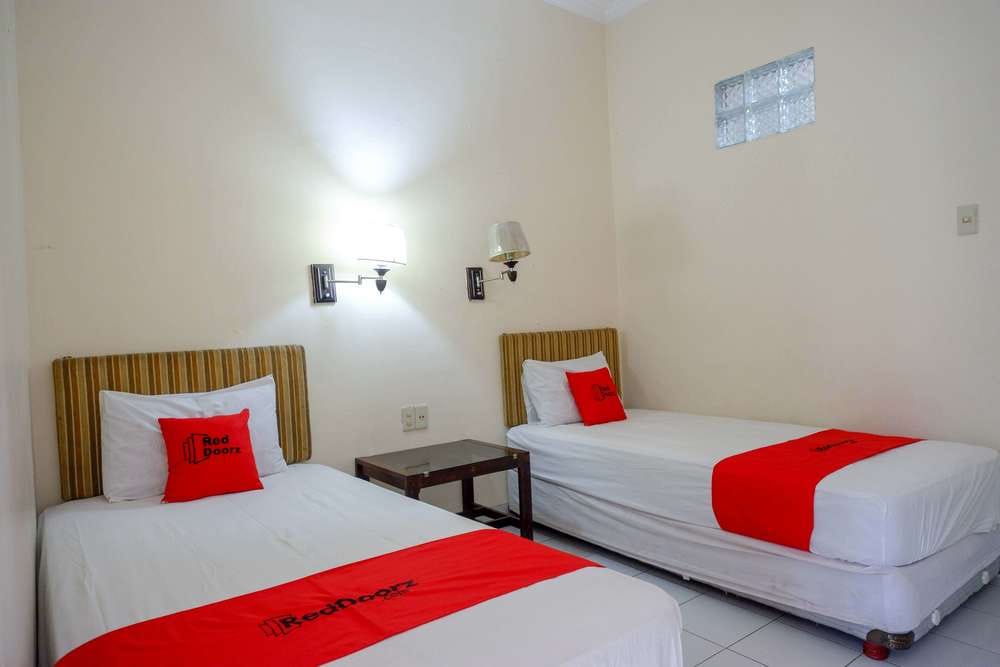RedDoorz Twin Room