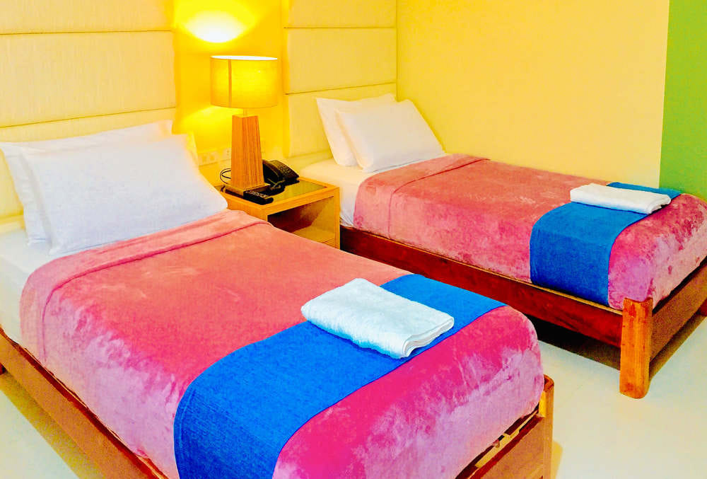 RedDoorz Twin Room